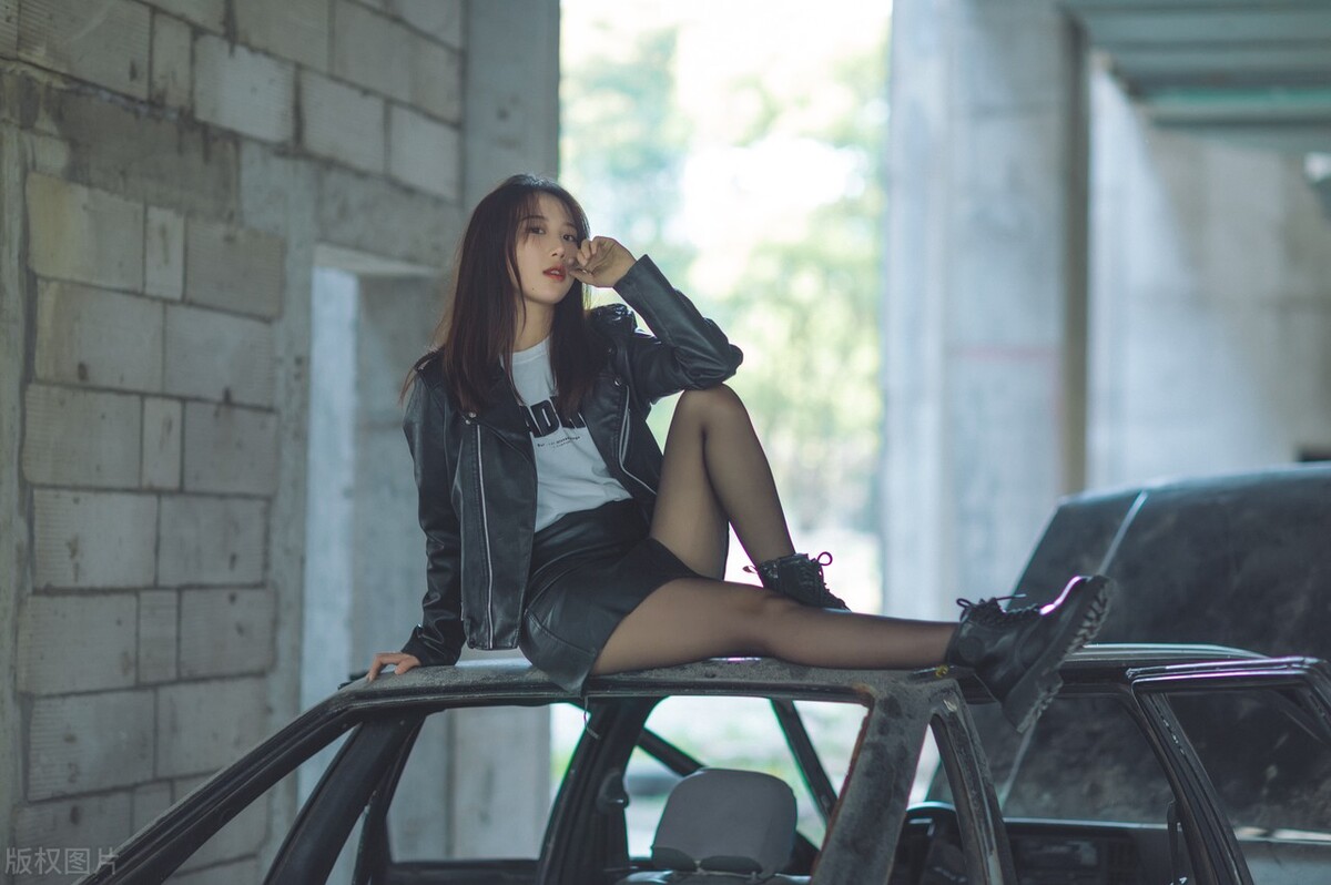 为什么男人都喜欢看黑丝，黑*袜丝**的魅力：一窥其历史与男性的喜好