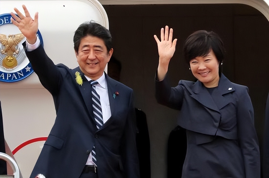 日本前首相安倍晋三演讲时被枪杀,安倍晋三演讲时胸部中枪死亡