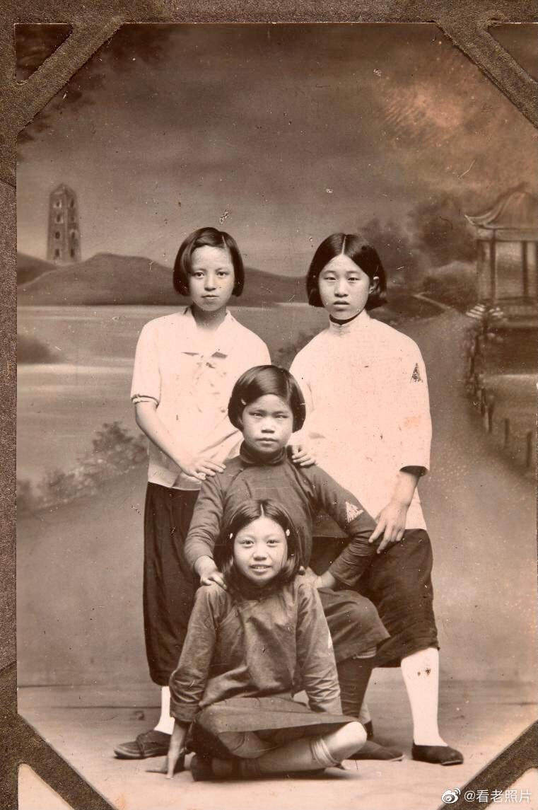 集中营惨状:30张老照片揭示妇女衣不遮体的悲惨命运!