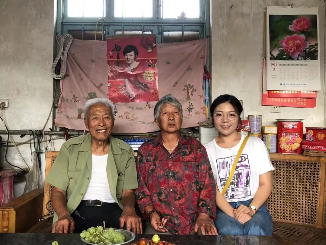 她不过是指了个路