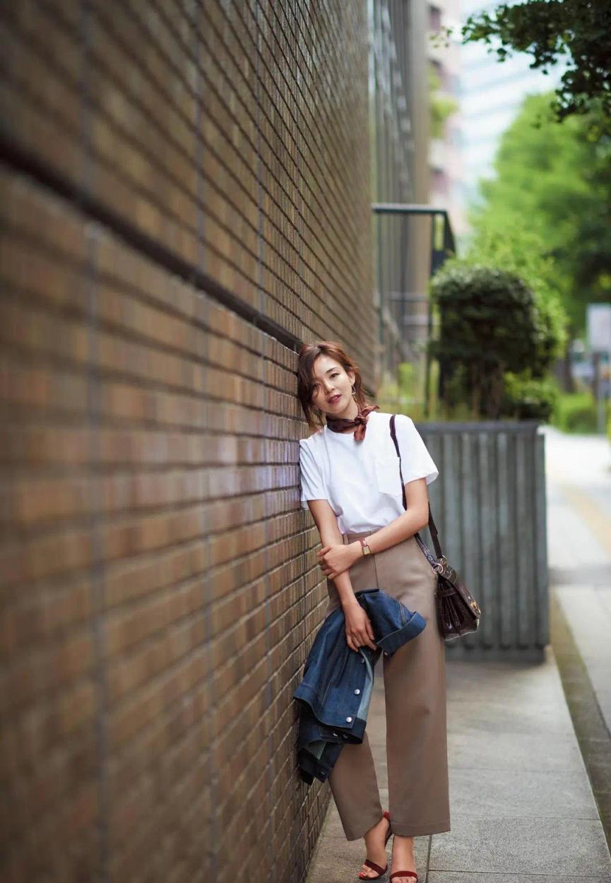 加上丝巾点缀衣服都变好看了,再好看的衣服也需要饰品的点缀