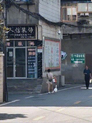 笑死了，女朋友说她昨晚游泳去了，这晒痕就是最好的证明