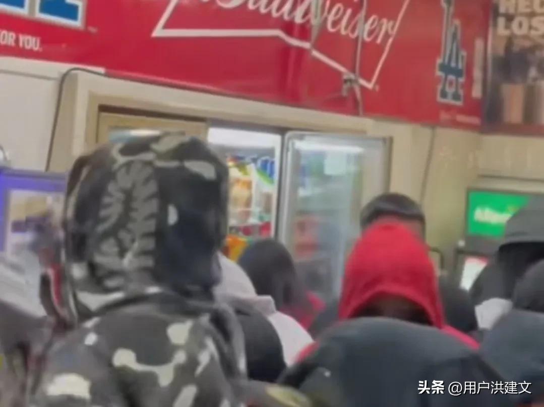 手持尖刀深夜抢劫便利店,三个青年深夜抢劫便利店