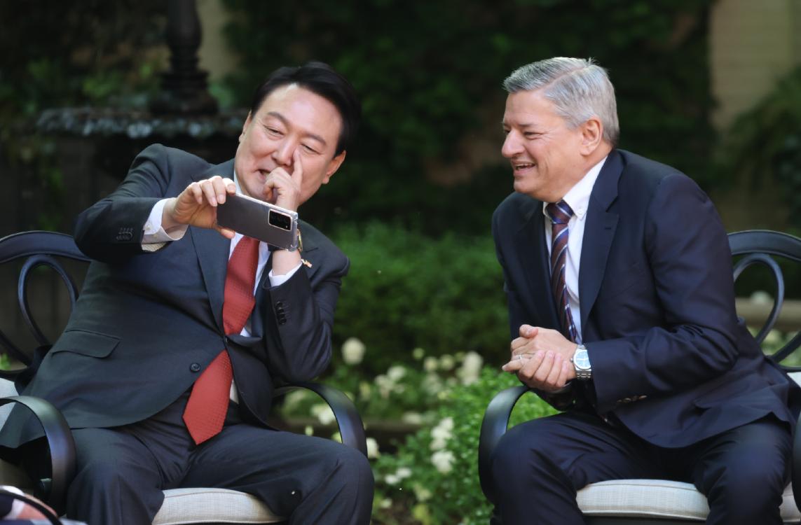 韩国第一夫人灰色套装裙,韩国总统夫人最新穿搭