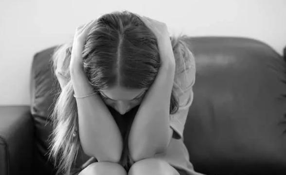 男子拍下女邻居偷情视频，胁迫每周发生5次关系后，反被勒索10万