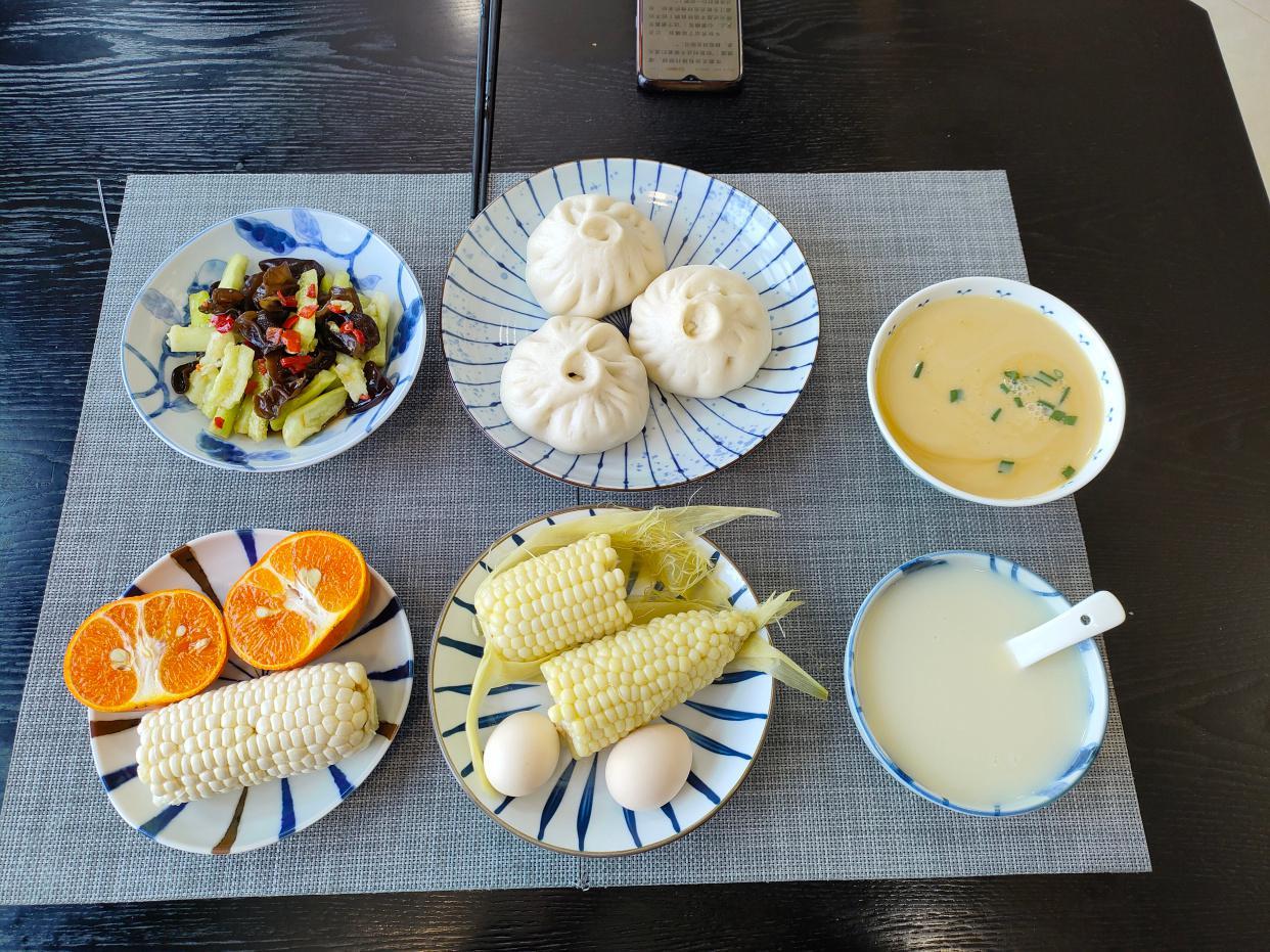 老两口晒出早餐，低调“奢华”又养生，网友感叹：退休金多少