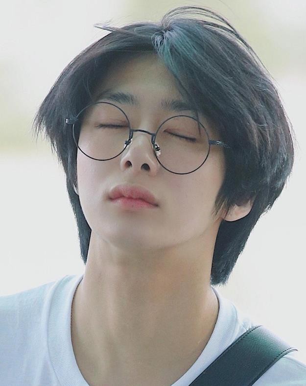 靠韩团门面出道却不火，后凭借表情包出圈，却被扒可疑物品惹争议