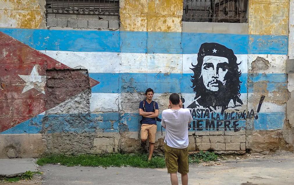 格瓦拉：访华时被周总理批评，兵败被捕后，杀手喝酒壮胆才敢行刑