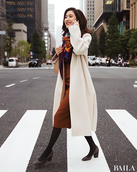 长款百褶裙怎么搭配呢大衣,黑色毛呢大衣配什么颜色百褶裙