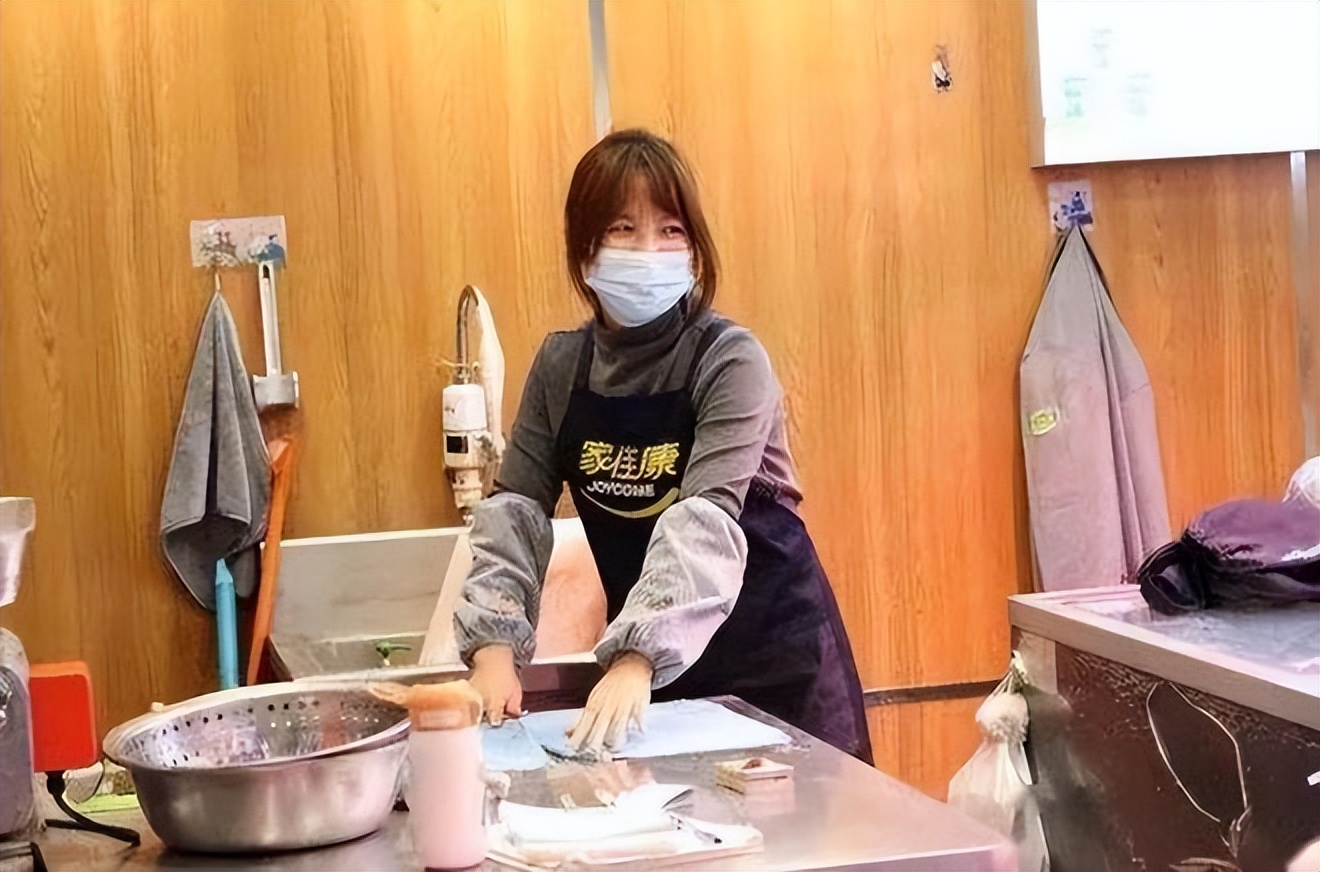 安徽送外卖小哥带着女儿,90后小哥带着孩子送外卖后续