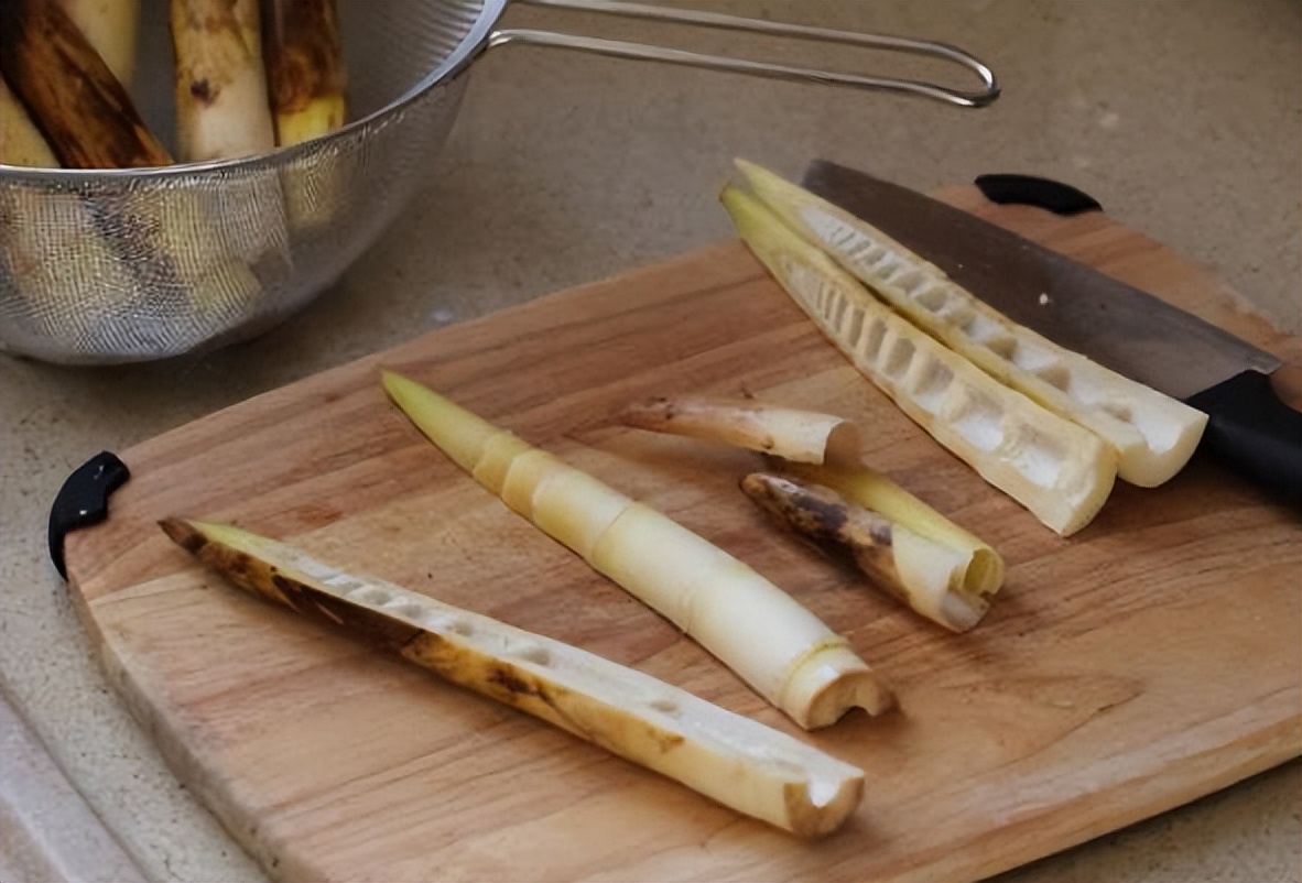 手剥笋别再花钱买了！聪明人都在家做，简单两步搞定