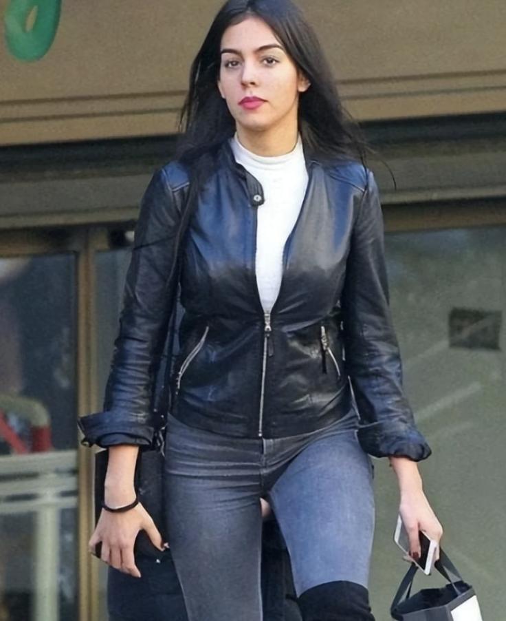 c罗与乔治娜红蓝情侣装,从柜姐到富豪女友