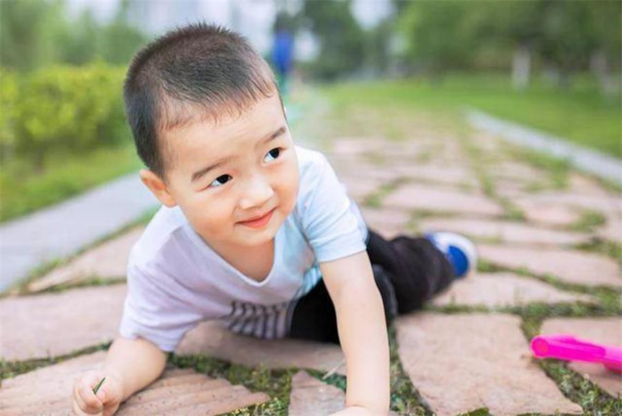 小孩摔倒了父母不要太夸张,孩子摔倒后父母应该怎么处理