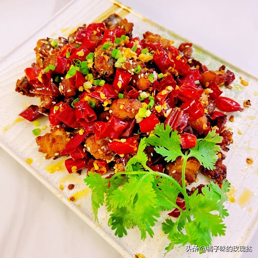 酸辣白菜炒河虾家常做法,酸辣花菜鱿鱼的正宗做法