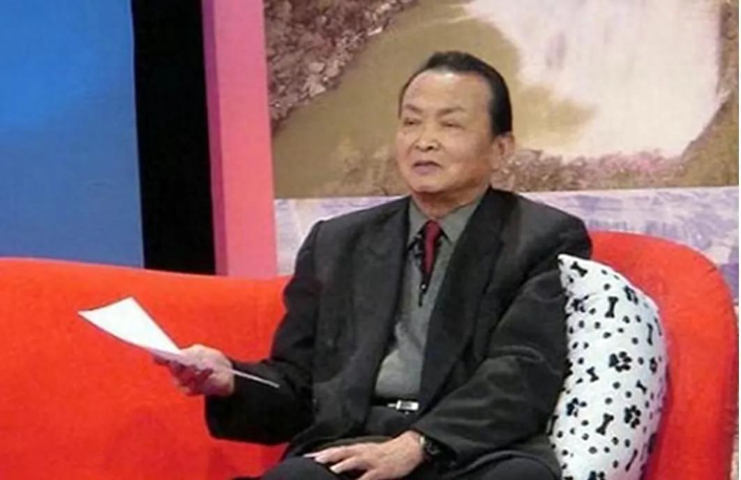 老父亲为了女儿赶出家门,老父亲把儿子赶走