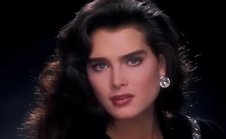 10岁她赤身露体，20岁又声称自己还是处女，“美国舒淇”裸照丑闻