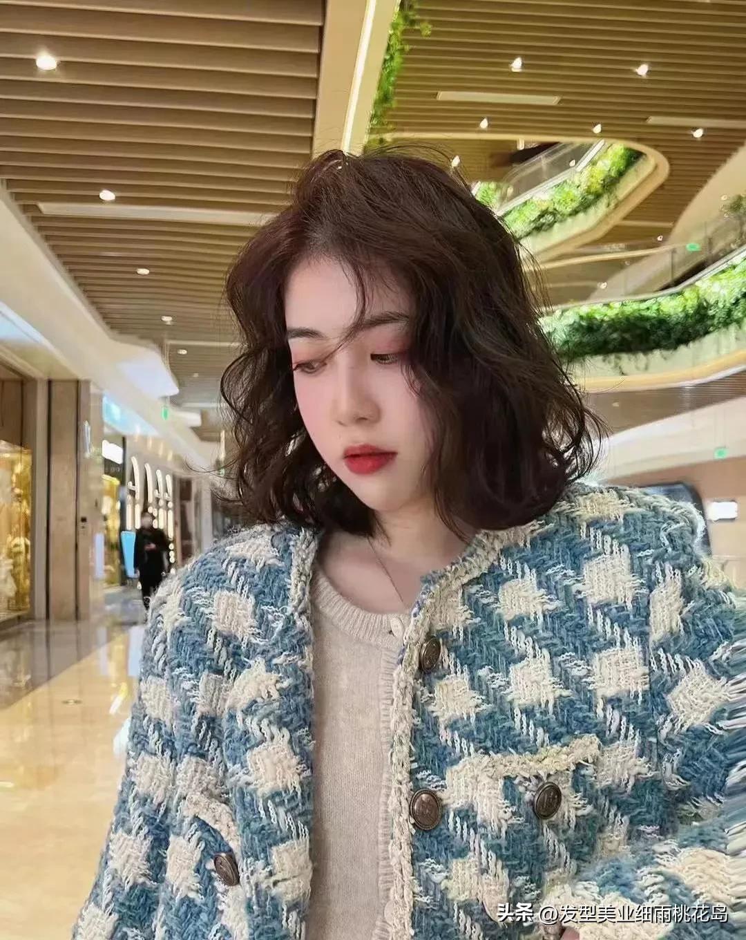 短发微烫显气质的图片,短发烫显发量多