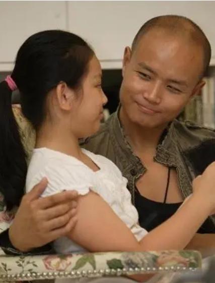 父女“嘴对嘴亲吻”不害臊，以爱的名义满足私欲的行为，该停止了