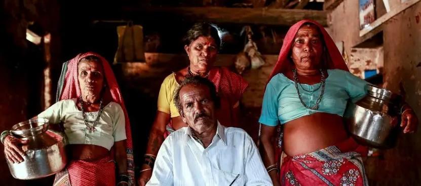 印度二婚姑娘沦为“水妻”：头顶罐子、喝洗脚水，怀孕了也不能生