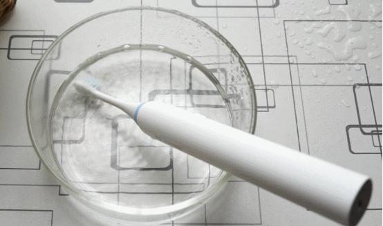 电动牙刷怎么避免伤牙龈,劣质的电动牙刷会造成的伤害