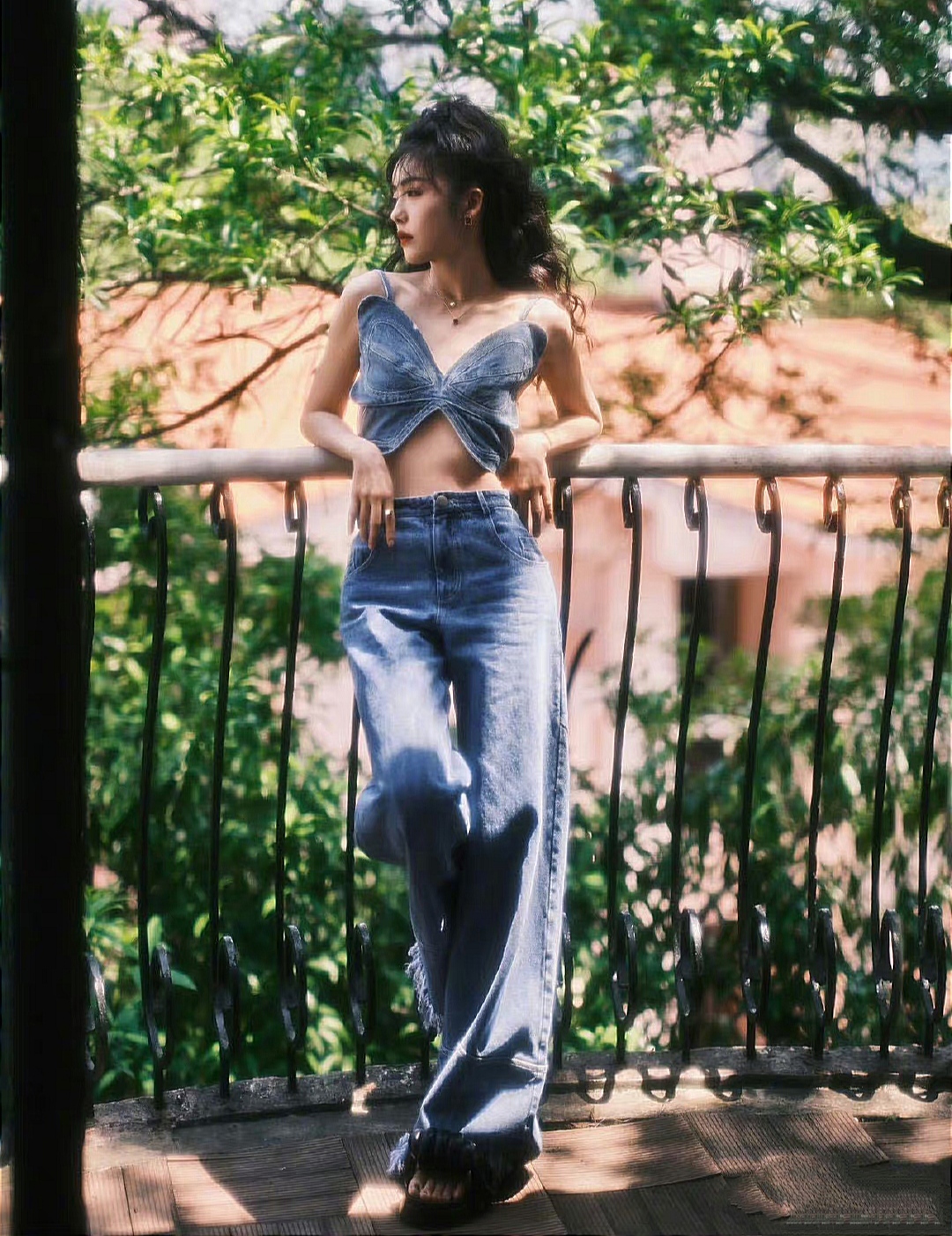 蔡文静复古衣服,蔡文静红格子外套