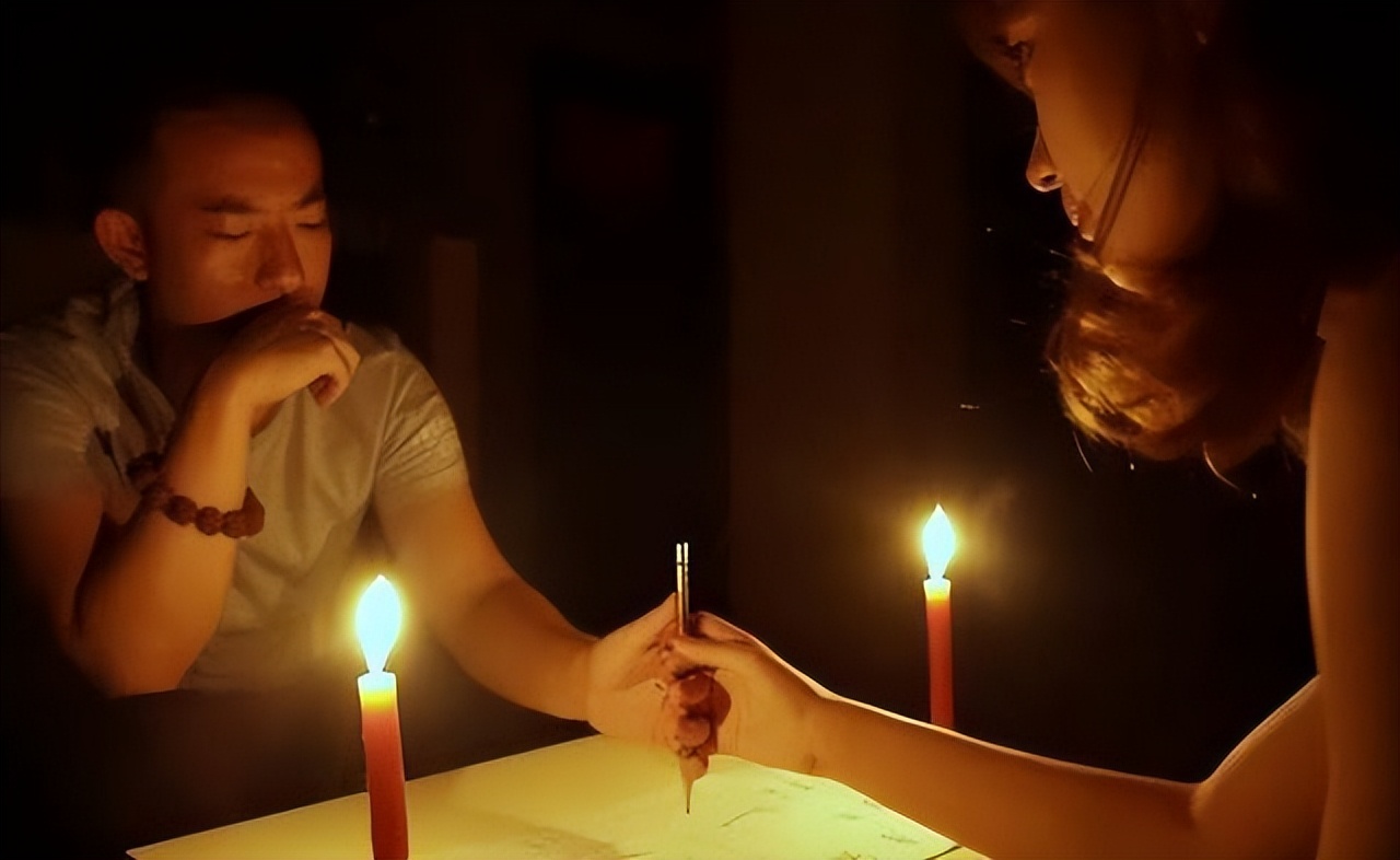 笔仙发生的奇怪事,女大学生成功召唤笔仙