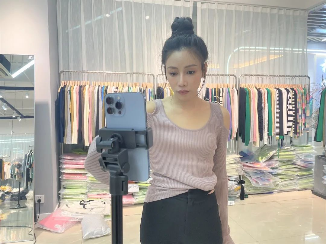 她每天在档口走廊换几百件衣服，“我要挣钱”是唯一信念