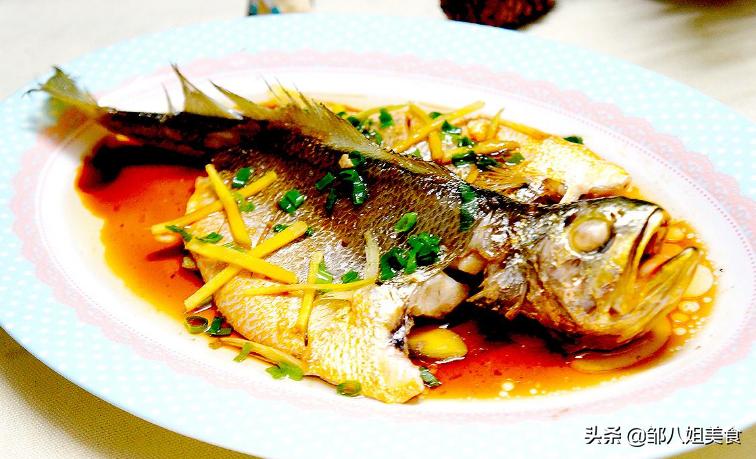 清蒸鱼的蒸鱼豉油要加热吗,清蒸鱼先放油还是蒸鱼豉油