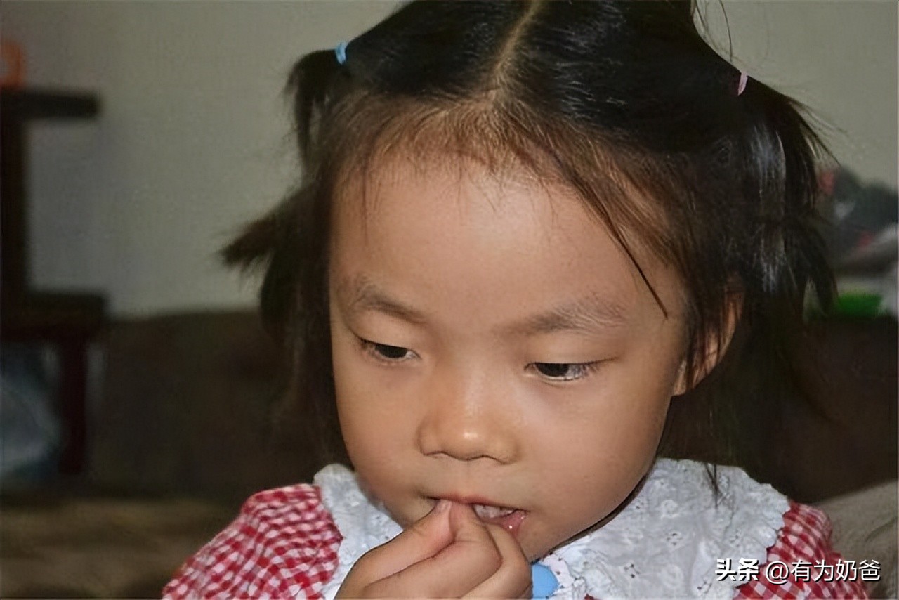 孩子喜欢啃指甲是什么原因,喜欢啃指甲的孩子长大会怎么样