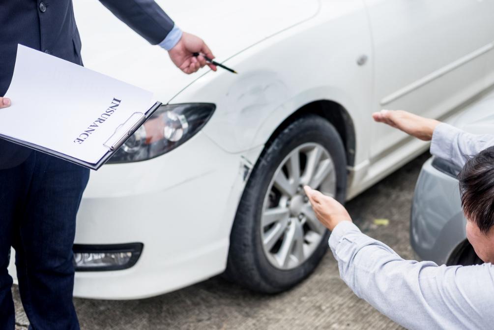 文体活动中受伤责任谁来承担,法律知识误伤有什么赔偿