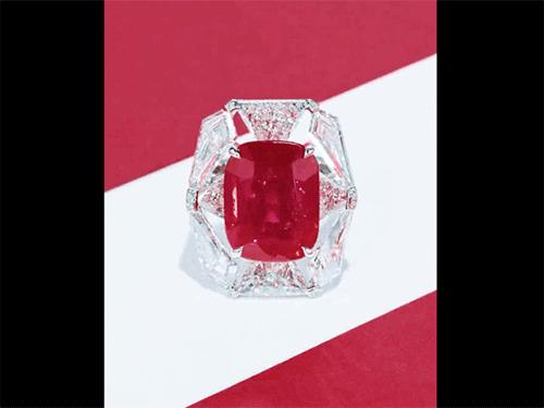 关之琳拍卖珠宝钻石手链,关之琳拍卖珠宝3个亿