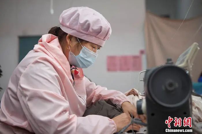 承包了全国50%羽绒服！这个南方小城，竟是世界羽绒服的“制造中心”？