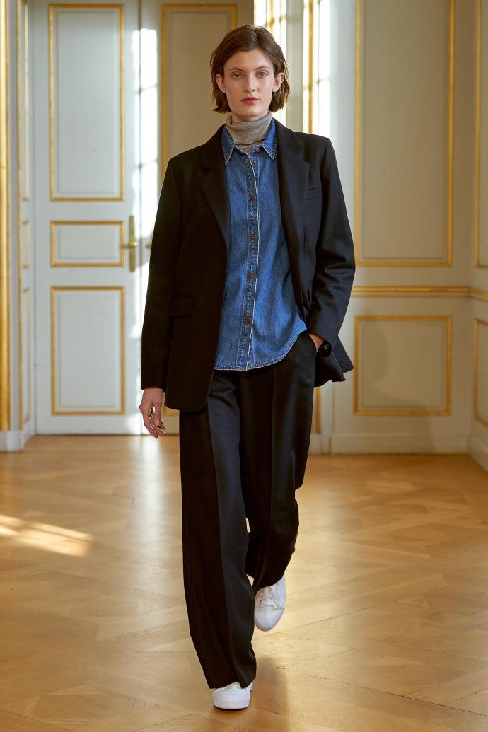 时尚潮流百搭垂感面料阔腿裤穿搭,蓝衬衣配藏蓝色阔腿裤慵懒风