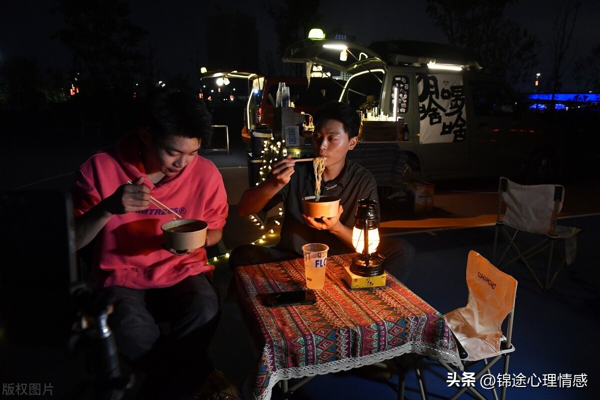 投入3万元钱，我和小伙伴弄了个移动小酒摊，现在每个月收入6万元