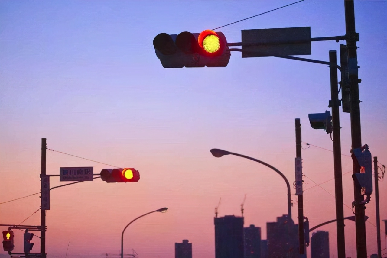 左转闯红灯了多久收到违章信息,闯红灯一般几天能收到违章通知