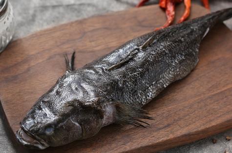 80亩水塘养鱼一年能挣多少钱,老汉养鱼年入千万