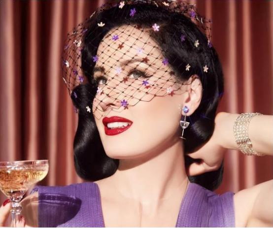 涓栫晫绗竴鑸炲绌跨传鑹茬殑瑁欏瓙,涓栫晫绗竴鑸炲鎯婅壋琛ㄦ紨