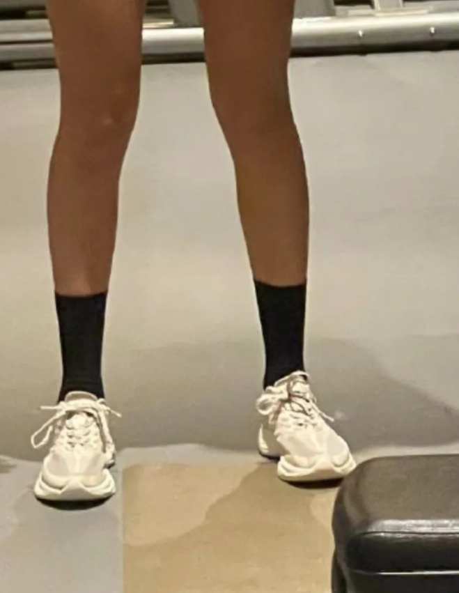 谷爱凌同款跑鞋太帅了，镂空跑鞋科技感强，安踏设计赶超李宁？