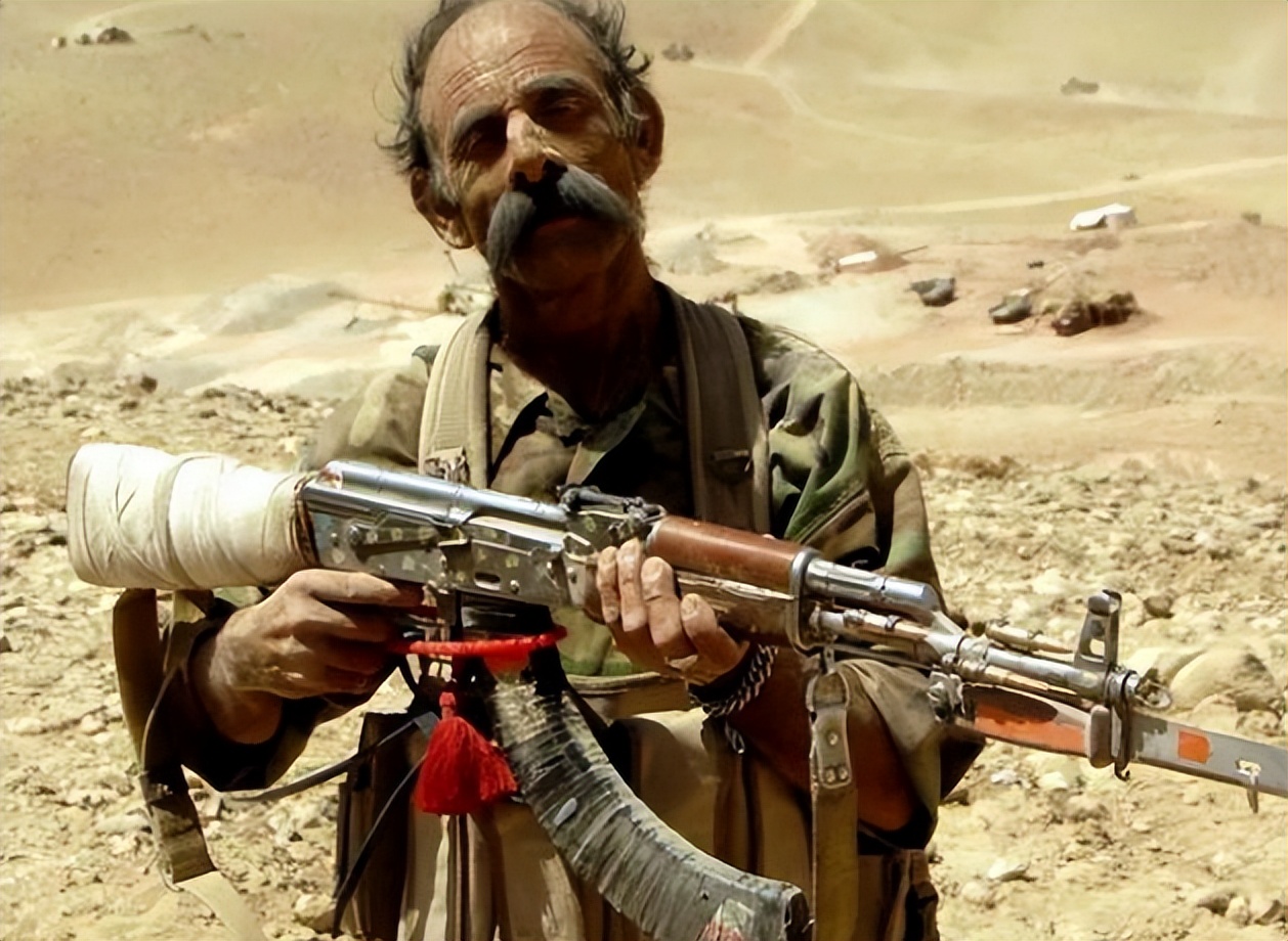 ak47从桥上打水里可以射多远,ak47多少米能用手接住