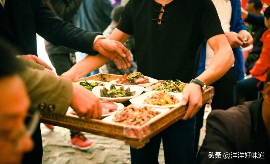 贵州大哥吃食物,大哥农村吃席视频