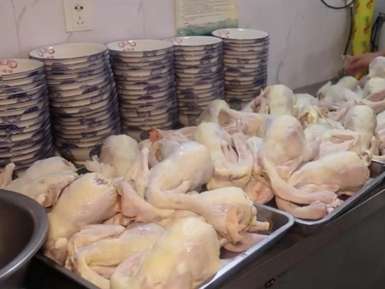 山东大哥街边卖早餐，80只母鸡熬成一锅汤，3000元成本能卖上万元