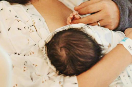 韩庚喜得五国混血宝宝，妻子亲吻其脸颊，女儿小手紧握爸爸显温馨