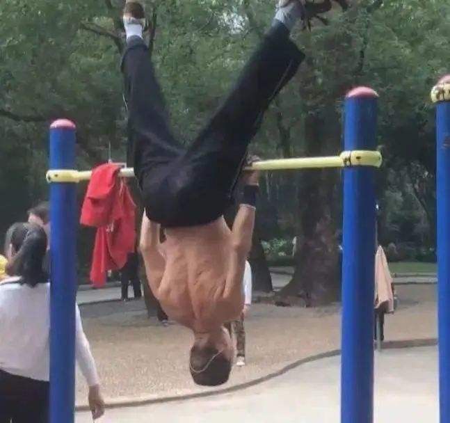 公园里那些隐藏的民间高手,盘点公园硬核健身大爷