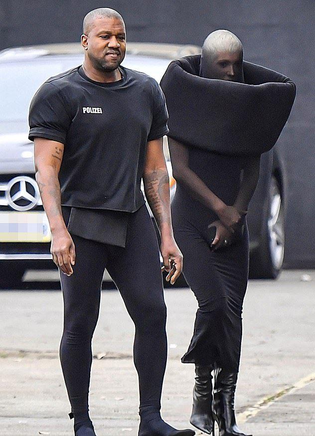 金卡戴珊穿婚纱亮相侃爷演唱会,金卡戴珊穿500万礼服视频