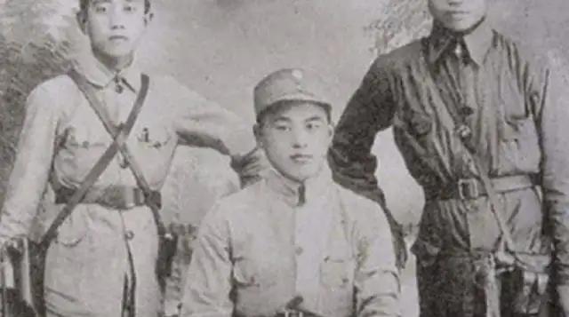 *德生李**当选副主席刚4个月，为何被调离北京？伟人坦言：你是陪绑