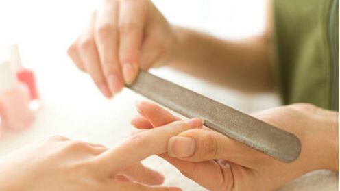 做美甲指甲断了美甲店有责任吗,做美甲感染手指甲坏了