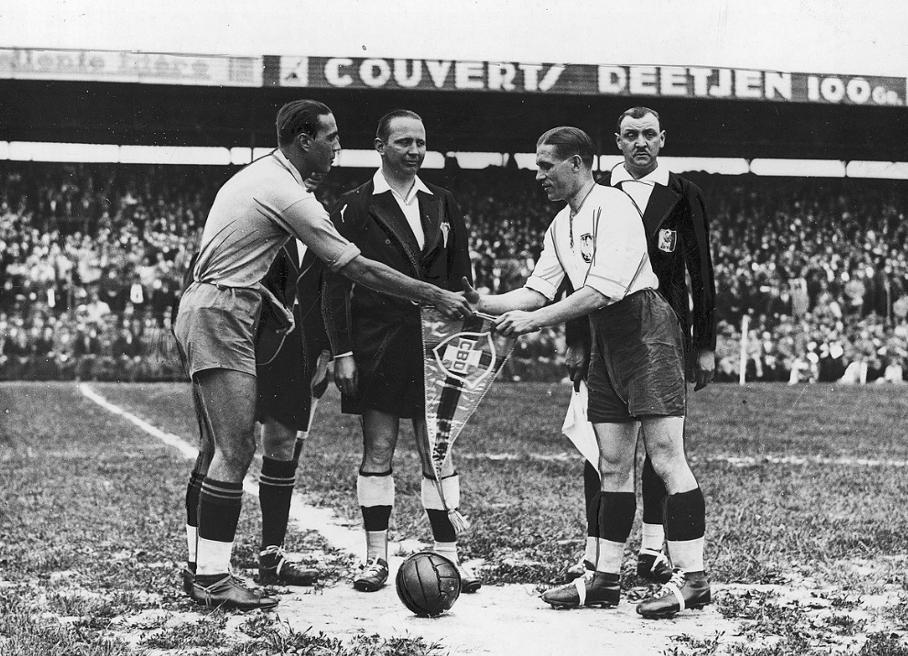 巴西球王贝利个人资料简介,球王贝利坎坷的传奇成名之路