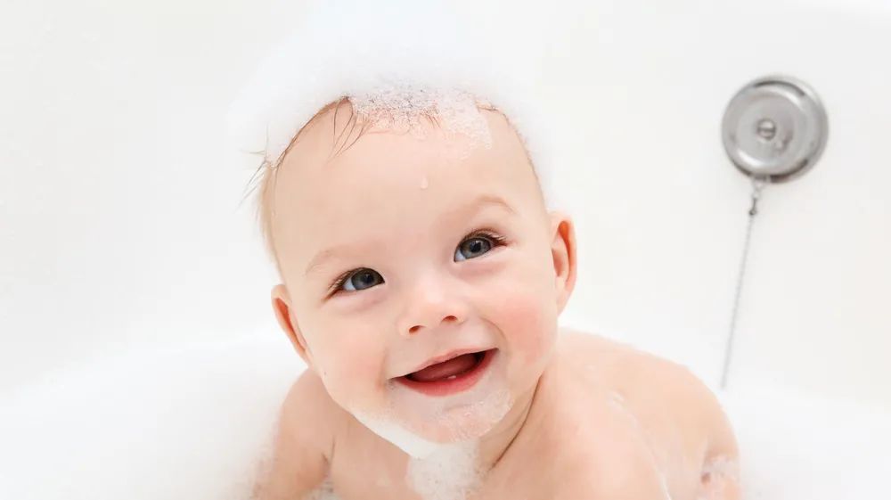 宝宝冬天一周该洗几次澡?不同年龄有讲究