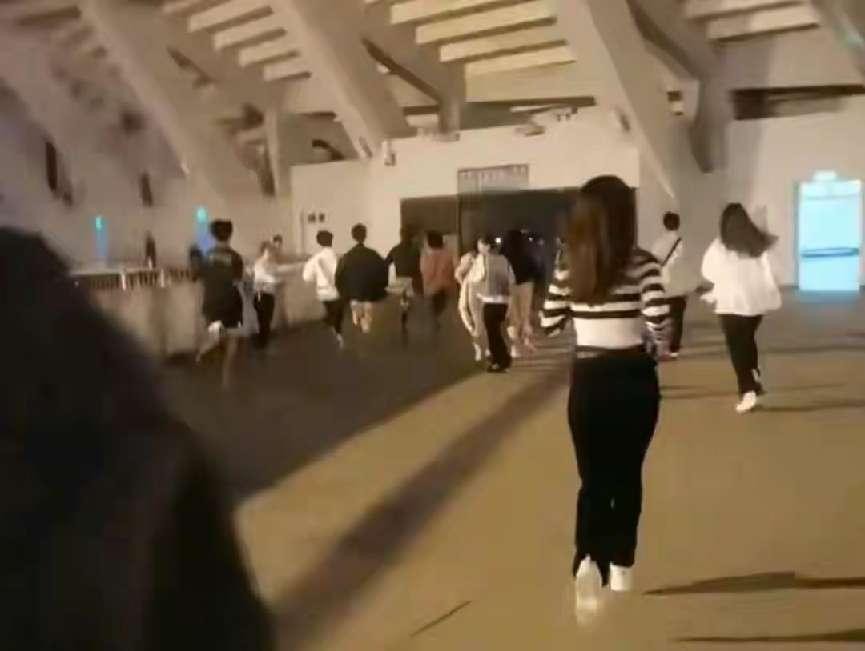 荒唐！演唱会门票炒到2W多，临开场也不降价，现场大片空位！