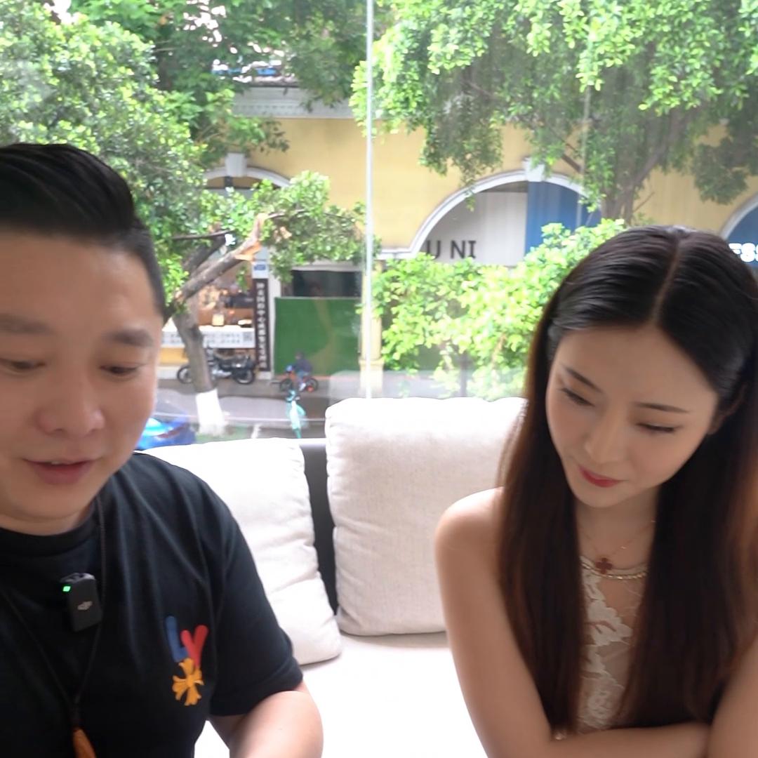 又和大G姐见面了，这也太巧了吧，不过美女这个酒是把...